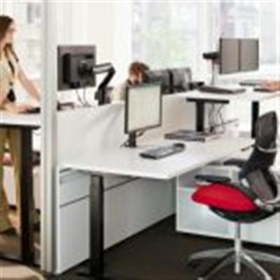 Chiếc bàn đứng trong văn phòng startup